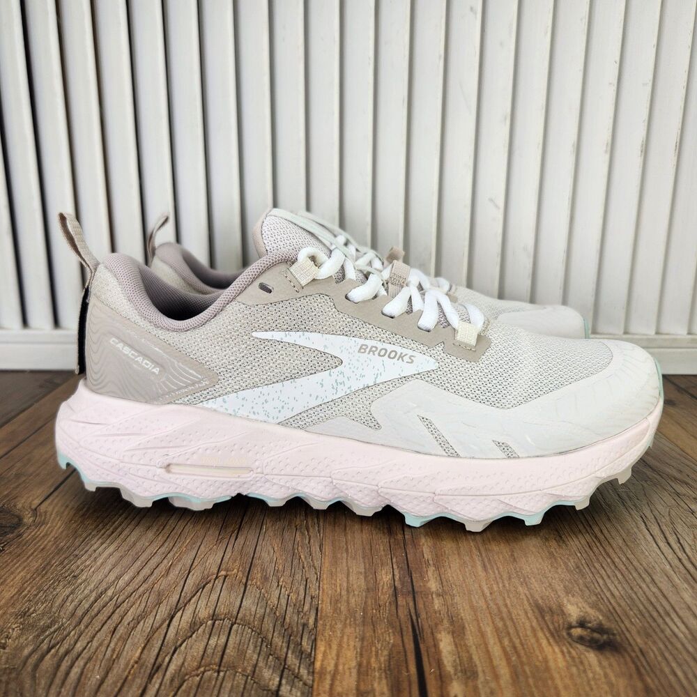 Brooks Cascadia 17 Trail Running Shoes Womens Size 7 B Sand Chateau 1203921B142